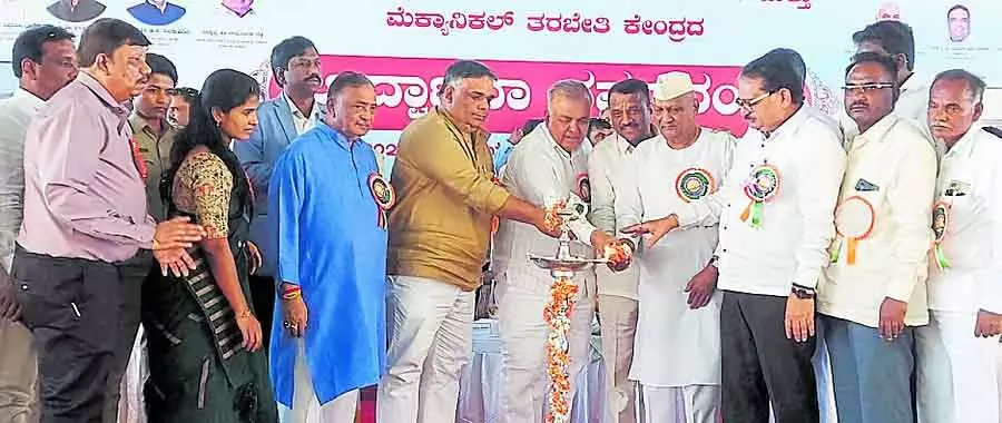 राष्ट्रीय राजमार्ग के किनारे स्टेशनों का विकास: Ramalinga Reddy राष्ट्रीय राजमार्ग के किनारे स्टेशनों का विकास: Ramalinga Reddy