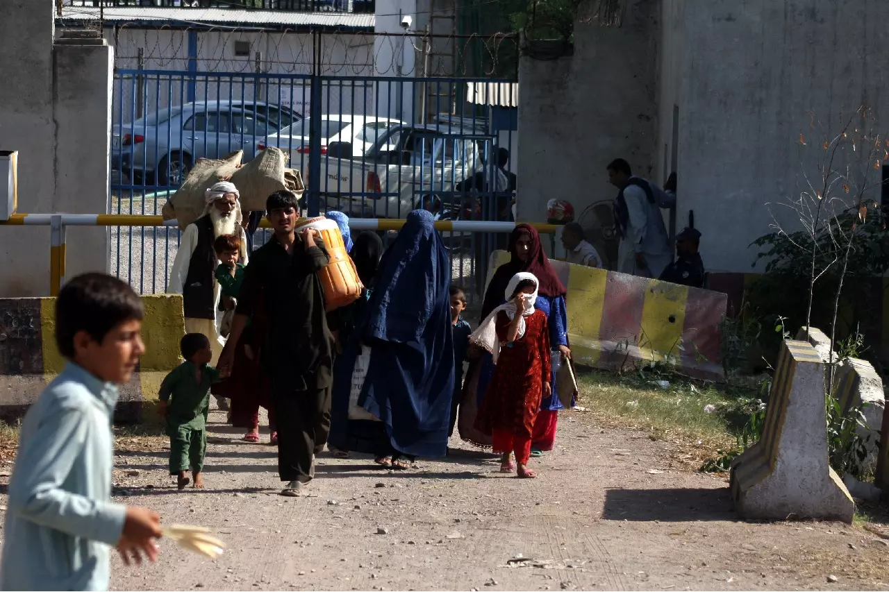 Pakistan और ईरान ने 10,000 से अधिक अफ़ग़ान शरणार्थियों को दो दिनों में निकाला Pakistan और ईरान ने 10,000 से अधिक अफ़ग़ान शरणार्थियों को दो दिनों में निकाला