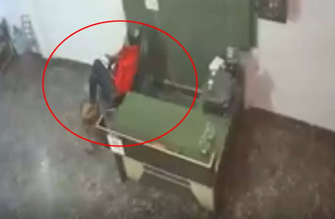 होटल मालिक की मौत का लाइव मंजर सामने आया...मोबाइल देखते-देखते गई जान होटल मालिक की मौत का लाइव मंजर सामने आया...मोबाइल देखते-देखते गई जान
