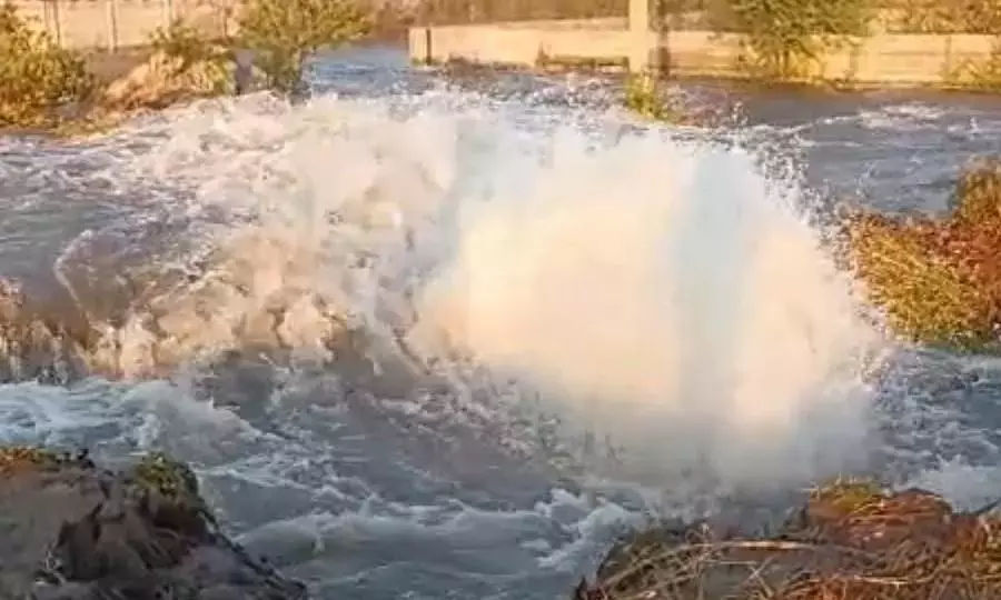 मंजीरा पाइपलाइन में लीकेज से Hyderabad में पानी की सप्लाई बाधित हुई मंजीरा पाइपलाइन में लीकेज से Hyderabad में पानी की सप्लाई बाधित हुई