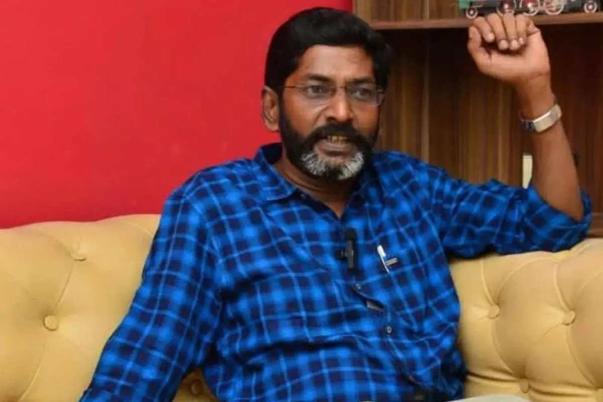 TN पुलिस ने लंबे गतिरोध के बाद यूट्यूबर सावुक्कू शंकर को गिरफ्तार किया TN पुलिस ने लंबे गतिरोध के बाद यूट्यूबर सावुक्कू शंकर को गिरफ्तार किया