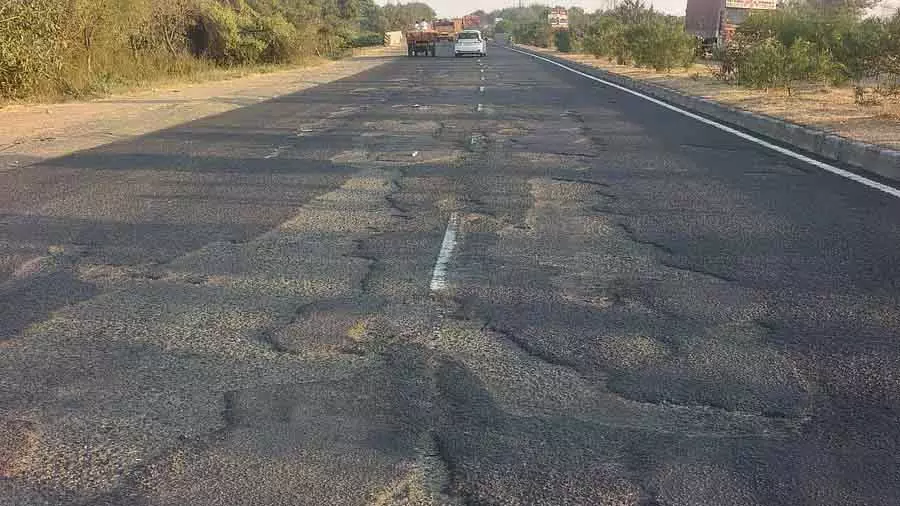 खराब नेशनल हाईवे - 50: गड्ढों के कारण मौतें और चोटें बढ़ीं खराब नेशनल हाईवे - 50: गड्ढों के कारण मौतें और चोटें बढ़ीं