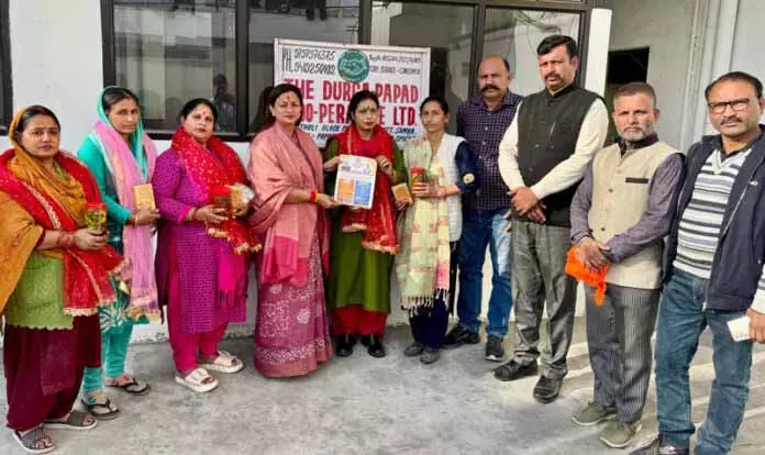 SAMBA: महिला उद्यमियों को सम्मानित किया, रेखा ने जनता से स्वदेशी उत्पाद अपनाने का आग्रह किया SAMBA: महिला उद्यमियों को सम्मानित किया, रेखा ने जनता से स्वदेशी उत्पाद अपनाने का आग्रह किया