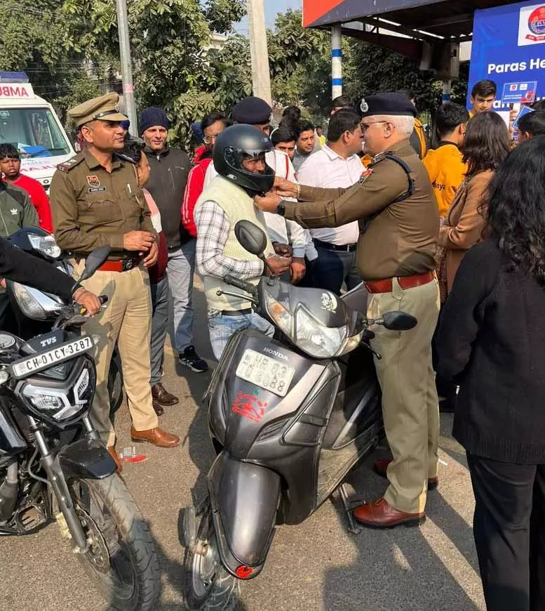 Panchkula में पुलिस ने बाइक सवारों को हेलमेट बांटे Panchkula में पुलिस ने बाइक सवारों को हेलमेट बांटे