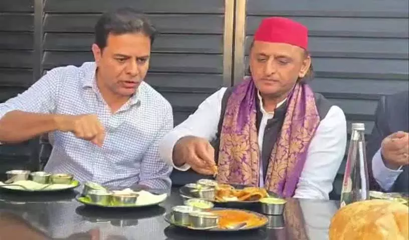 अखिलेश यादव और KTR ने रामेश्वरम कैफे में लंच किया अखिलेश यादव और KTR ने रामेश्वरम कैफे में लंच किया