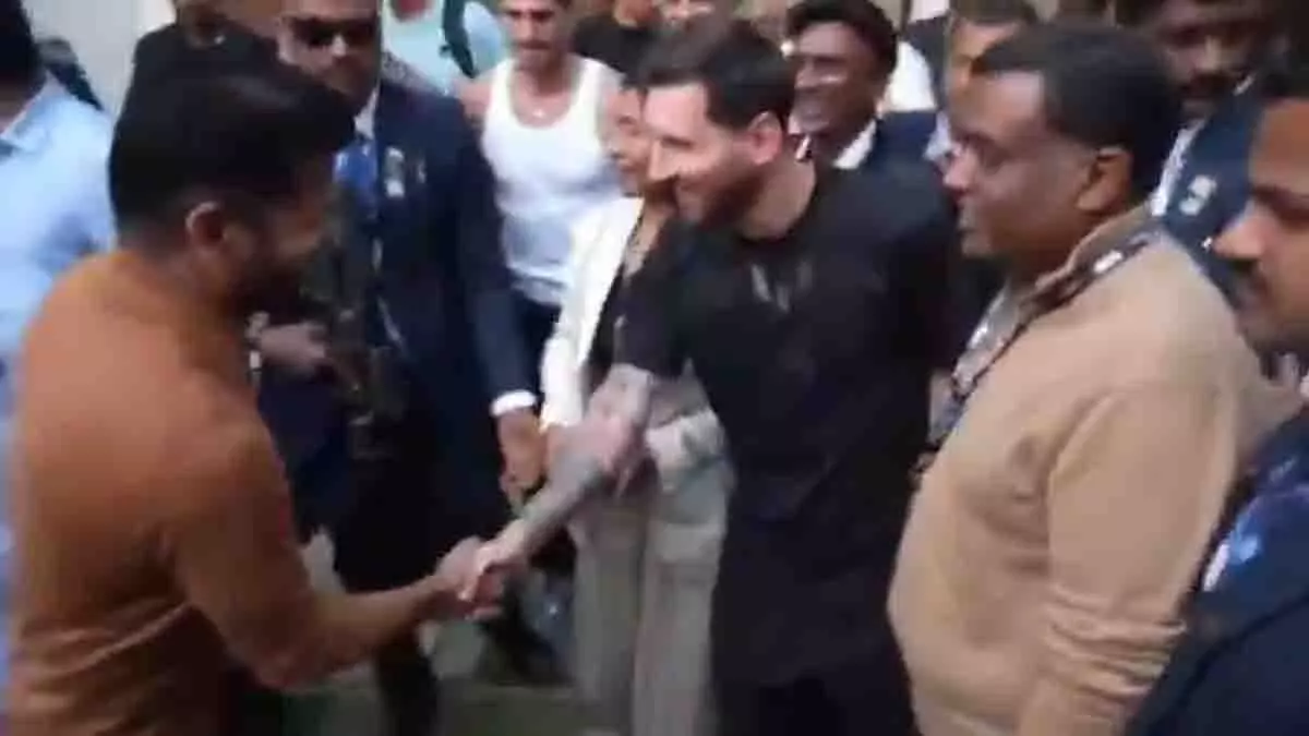 CM रेवंत रेड्डी और प्रतिद्वंद्वी टीम ने लियोनेल मेस्सी का किया स्वागत CM रेवंत रेड्डी और प्रतिद्वंद्वी टीम ने लियोनेल मेस्सी का किया स्वागत