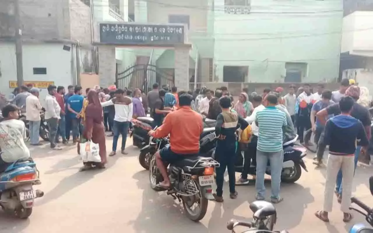 Balasore: सातवीं क्लास के छात्र ने मैथ्स टीचर पर दुर्व्यवहार का आरोप लगाया Balasore: सातवीं क्लास के छात्र ने मैथ्स टीचर पर दुर्व्यवहार का आरोप लगाया