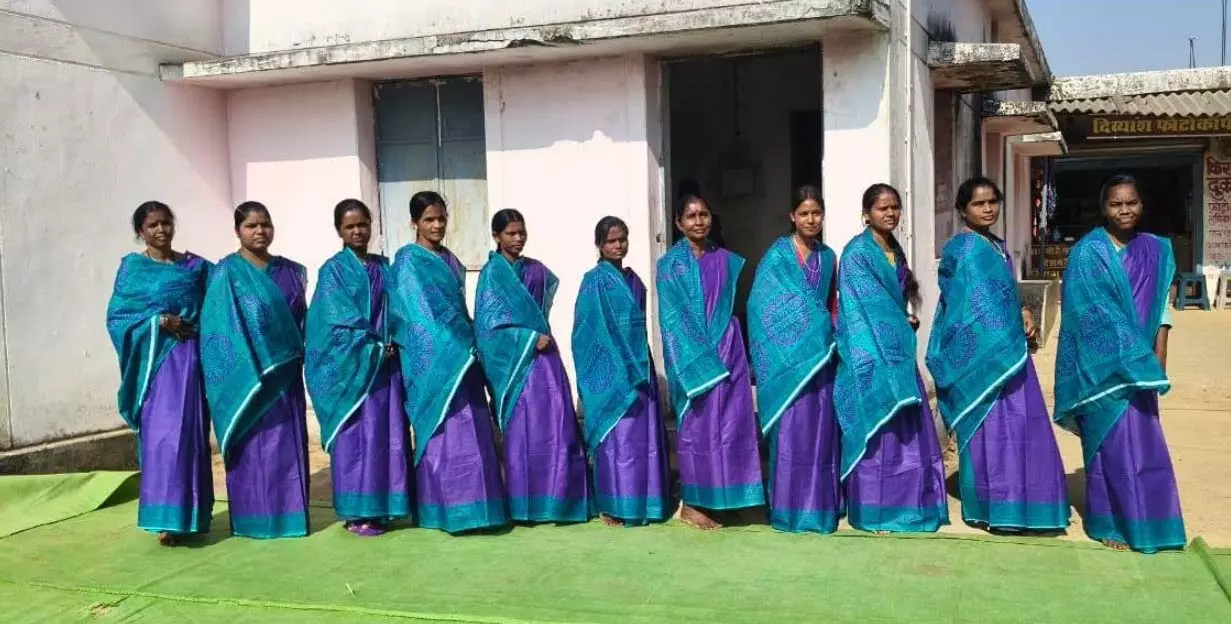 2709 आंगनबाड़ी कार्यकर्ता एवं सहायिकाओं को किया गया निःशुल्क ड्रेस वितरण 2709 आंगनबाड़ी कार्यकर्ता एवं सहायिकाओं को किया गया निःशुल्क ड्रेस वितरण