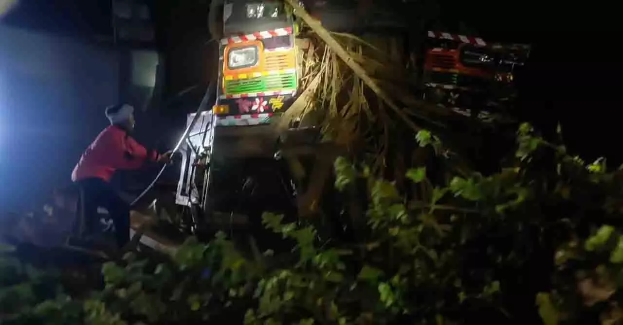 कलिंगा घाट पर लोहे की छड़ों से लदा ट्रक पुलिया में गिरा, ड्राइवर की मौत कलिंगा घाट पर लोहे की छड़ों से लदा ट्रक पुलिया में गिरा, ड्राइवर की मौत