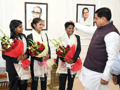 T20 वर्ल्ड कप जीतने वाली महिला ब्लाइंड क्रिकेट टीम से मिले सीएम मोहन यादव T20 वर्ल्ड कप जीतने वाली महिला ब्लाइंड क्रिकेट टीम से मिले सीएम मोहन यादव