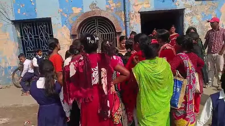 Howrah में मिड-डे मील की जगह 5 रुपये के बिस्किट दिए जाने पर माता-पिता ने विरोध प्रदर्शन किया Howrah में मिड-डे मील की जगह 5 रुपये के बिस्किट दिए जाने पर माता-पिता ने विरोध प्रदर्शन किया