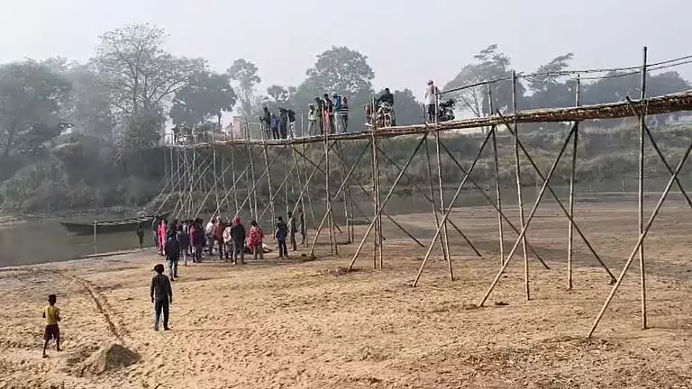 Bankura में हादसे में पिता की मौत, बीमार बच्चे के लिए दवा ला रहे थे Bankura में हादसे में पिता की मौत, बीमार बच्चे के लिए दवा ला रहे थे