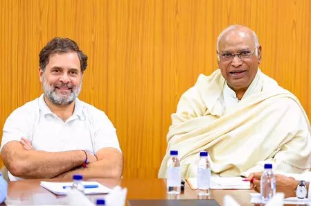 केरल स्थानीय निकाय चुनाव परिणाम को लेकर राहुल गांधी और मल्लिकार्जुन खड़गे ने दी बधाई केरल स्थानीय निकाय चुनाव परिणाम को लेकर राहुल गांधी और मल्लिकार्जुन खड़गे ने दी बधाई