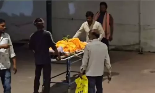 अर्थी सहित शव को लेकर हॉस्पिटल पहुंचे परिजन, जानिए आखिर क्यों 10 घंटे तक हुआ विवाद