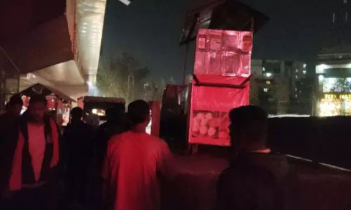 तेलीबांधा ब्रिज के नीचे 3 ठेले जब्त, लोगों को यातायात जाम से मिली राहत