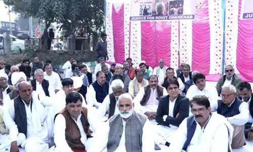 महापंचायत ने रोहित के परिवार के लिए 1 करोड़ रुपये की सहायता और नौकरी की मांग की।