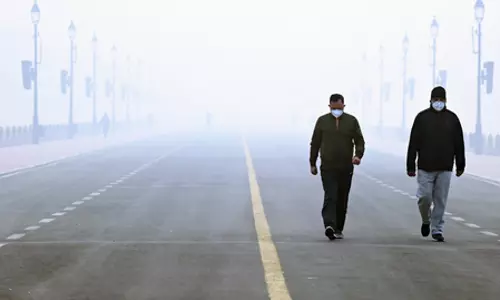 दिल्ली-एनसीआर में गहराया स्मॉग का संकट, धुंध की वजह से विजिबिलिटी हुई शून्य दिल्ली-एनसीआर में गहराया स्मॉग का संकट, धुंध की वजह से विजिबिलिटी हुई शून्य