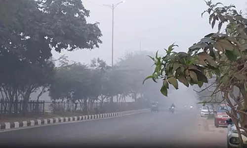 मौसम: उत्तर प्रदेश में ठंड के साथ घने कोहरे ने बढ़ाई लोगों की परेशानी मौसम: उत्तर प्रदेश में ठंड के साथ घने कोहरे ने बढ़ाई लोगों की परेशानी