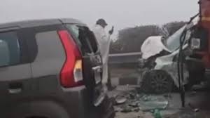 Noida नोएडा में एक्सप्रेसवे पर चेन टक्कर में 15 गाड़ियां आपस में टकरा गईं