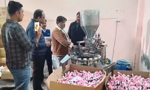 नकली दवा फैक्ट्री का भंडाफोड़, आम लोगों की सेहत के साथ गंभीर खिलवाड़ हो रहा था...मचा हड़कंप नकली दवा फैक्ट्री का भंडाफोड़, आम लोगों की सेहत के साथ गंभीर खिलवाड़ हो रहा था...मचा हड़कंप
