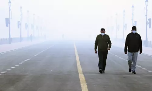 visibility low : खतरनाक स्मॉग से दिल्ली का दम घुट रहा है, हवा की क्वालिटी खराब हुई visibility low : खतरनाक स्मॉग से दिल्ली का दम घुट रहा है, हवा की क्वालिटी खराब हुई