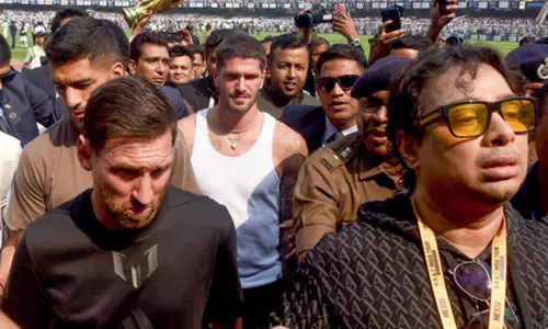 कोलकाता: लियोनल मेसी का कार्यक्रम आयोजित करने वाले सताद्रु दत्ता के घर की सुरक्षा बढ़ाई गई कोलकाता: लियोनल मेसी का कार्यक्रम आयोजित करने वाले सताद्रु दत्ता के घर की सुरक्षा बढ़ाई गई