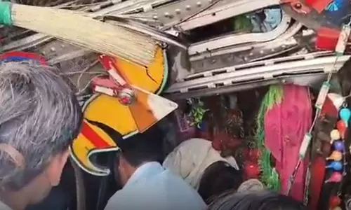 OMG! डीजल लूटने की मची होड़, एक्सीडेंट के बाद का VIDEO OMG! डीजल लूटने की मची होड़, एक्सीडेंट के बाद का VIDEO