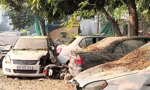 एमसी की नाक के नीचे, Amritsar में पुलिस स्टेशन के बाहर पब्लिक स्पेस कबाड़खाना बन गए हैं