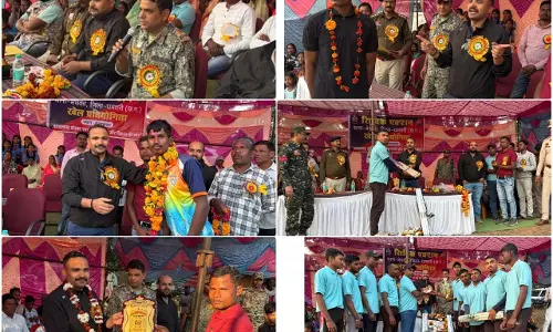 एसपी धमतरी स्वयं पहुंचे सुदूर ग्राम बेलर बाहरा, नक्सल सरेंडर नीति और मुख्यधारा से जुड़ने का दिया संदेश एसपी धमतरी स्वयं पहुंचे सुदूर ग्राम बेलर बाहरा, नक्सल सरेंडर नीति और मुख्यधारा से जुड़ने का दिया संदेश