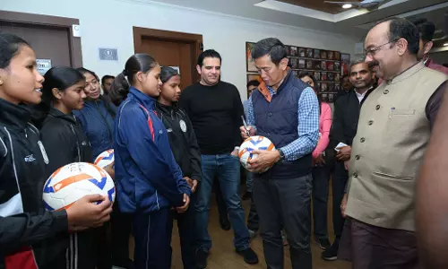 रायपुर में बाईचुंग भूटिया से मिले युवा फुटबॉल खिलाड़ी रायपुर में बाईचुंग भूटिया से मिले युवा फुटबॉल खिलाड़ी