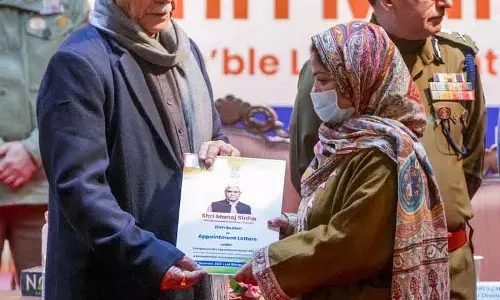 एल-जी सिन्हा ने आतंकी पीड़ितों के परिजनों को नौकरी के लेटर सौंपे, न्याय का वादा