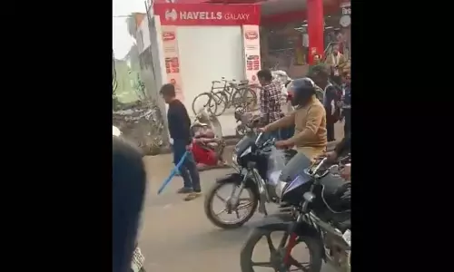 भीड़ ने बाबाओं के साथ की मारपीट, सड़क पर दौड़ा-दौड़ा कर मारा, एक्शन में पुलिस भीड़ ने बाबाओं के साथ की मारपीट, सड़क पर दौड़ा-दौड़ा कर मारा, एक्शन में पुलिस
