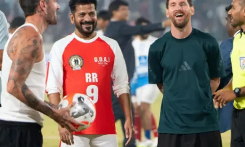 हैदराबाद में मेस्सी के शो पर तेलंगाना CM का आभार, फैंस हुए उत्साहित हैदराबाद में मेस्सी के शो पर तेलंगाना CM का आभार, फैंस हुए उत्साहित