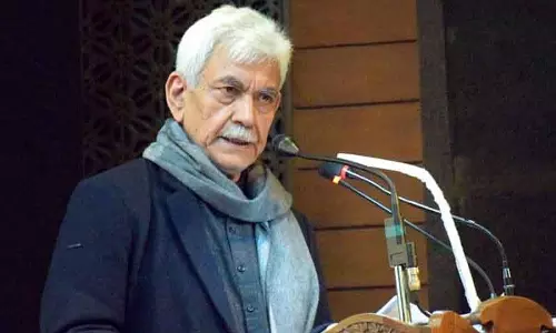एल-जी सिन्हा ने Kashmir में आतंकी हमलों के पीड़ितों के परिजनों को नियुक्ति पत्र सौंपे। एल-जी सिन्हा ने Kashmir में आतंकी हमलों के पीड़ितों के परिजनों को नियुक्ति पत्र सौंपे।