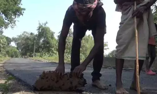 Odisha के मयूरभंज में ब्लैकटॉपिंग के कुछ दिन बाद सड़क की सतह उखड़ी