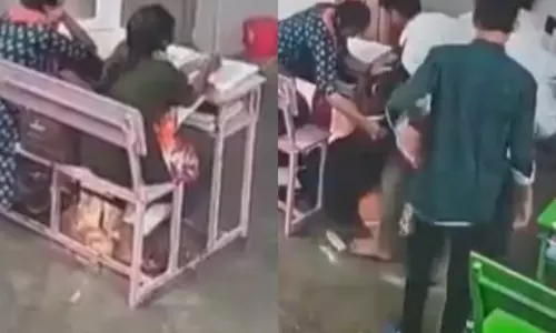 Andhra: स्कूल की सुबह की क्लास में हार्ट अटैक, 15 साल की लड़की की मौत Andhra: स्कूल की सुबह की क्लास में हार्ट अटैक, 15 साल की लड़की की मौत