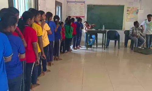 खाने में छिपकली: Koraput के स्कूल में पांच लड़कियां बीमार पड़ गईं। खाने में छिपकली: Koraput के स्कूल में पांच लड़कियां बीमार पड़ गईं।