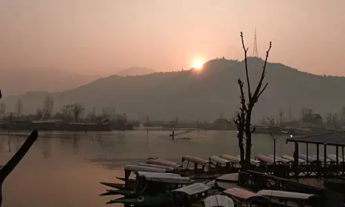 Kashmir में शीतलहर जारी