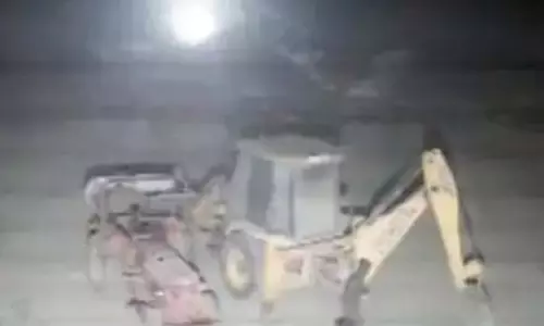 ट्रैक्टर से डीजल चुराते CCTV में कैद हुए चोर, क्रेशर फैक्ट्री में वारदात ट्रैक्टर से डीजल चुराते CCTV में कैद हुए चोर, क्रेशर फैक्ट्री में वारदात