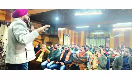 नलवा ने कश्मीर का दौरा किया, NC सरकार की आलोचना की, मोदी की गरीब-समर्थक पहलों की तारीफ़ की नलवा ने कश्मीर का दौरा किया, NC सरकार की आलोचना की, मोदी की गरीब-समर्थक पहलों की तारीफ़ की
