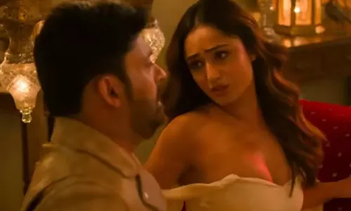 Kis Kisko Pyaar Karoon 2 में कपिल शर्मा के साथ त्रिधा चौधरी का प्रफुल्लित करने वाला संघर्ष Kis Kisko Pyaar Karoon 2 में कपिल शर्मा के साथ त्रिधा चौधरी का प्रफुल्लित करने वाला संघर्ष
