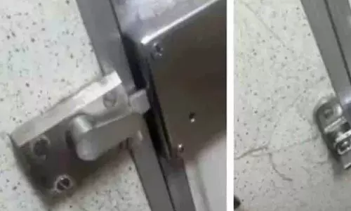 Bihar में ट्रेन के टॉयलेट में फंसी महिला को पुलिस ने बचाया Bihar में ट्रेन के टॉयलेट में फंसी महिला को पुलिस ने बचाया