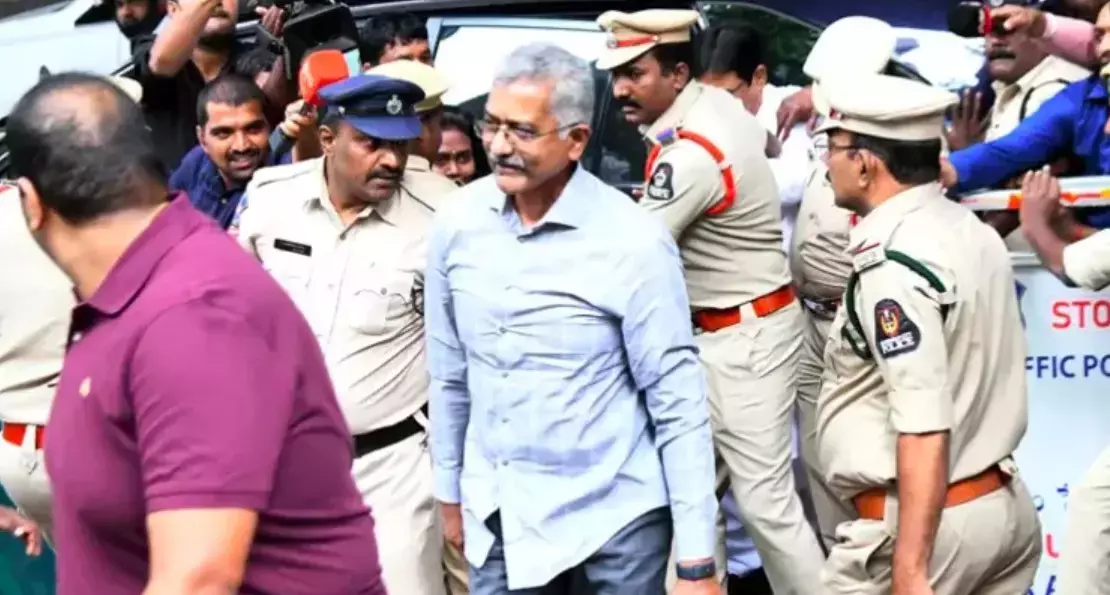 SIB के पूर्व प्रमुख ने SIT को 4 मोबाइल सौंपे
