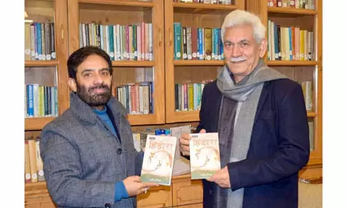 SRINAGAR: एलजी ने हिंदी कविता की किताब जारी की