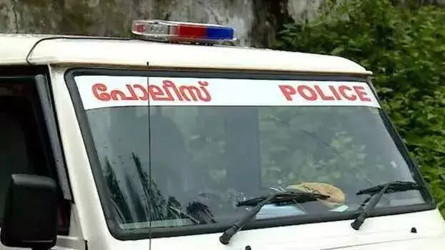 Kerala: त्रिशूर में बहन को छेड़ने पर युवक की चाकू मारकर हत्या Kerala: त्रिशूर में बहन को छेड़ने पर युवक की चाकू मारकर हत्या