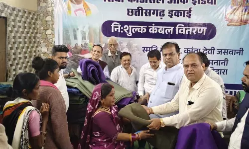 सिंधी काउंसिल ने लाखेनगर धर्मशाला में जरूरतमंद को कंबल बांटे
