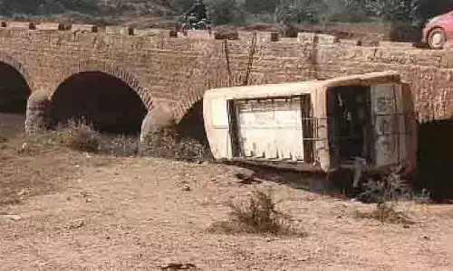 Vidisha में पिकनिक पर जाते समय स्कूल बस पुल से गिरी, 25 बच्चे घायल
