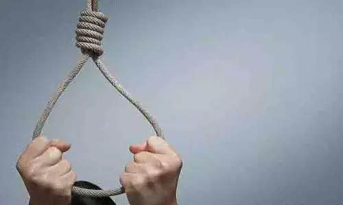 Gwalior में सरकारी क्वार्टर में पुलिस कांस्टेबल ने फांसी लगा ली Gwalior में सरकारी क्वार्टर में पुलिस कांस्टेबल ने फांसी लगा ली