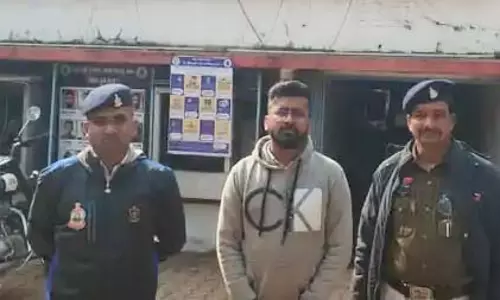 विधायक प्रतिनिधि एयरपोर्ट से गिरफ्तार, भिलाई में प्राचार्य के साथ किया था दुर्व्यवहार विधायक प्रतिनिधि एयरपोर्ट से गिरफ्तार, भिलाई में प्राचार्य के साथ किया था दुर्व्यवहार