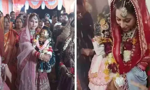Uttar Pradesh की महिला ने कृष्ण की मूर्ति से शादी की, वीडियो वायरल Uttar Pradesh की महिला ने कृष्ण की मूर्ति से शादी की, वीडियो वायरल